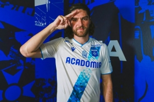 电子竞技-官方：欧塞尔签下28岁智利国脚中卫塞拉尔塔 据悉转会费200万欧