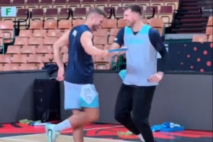 九游网页版-湖人官博发布东契奇与队友的训练视频：热身的时候皮一下