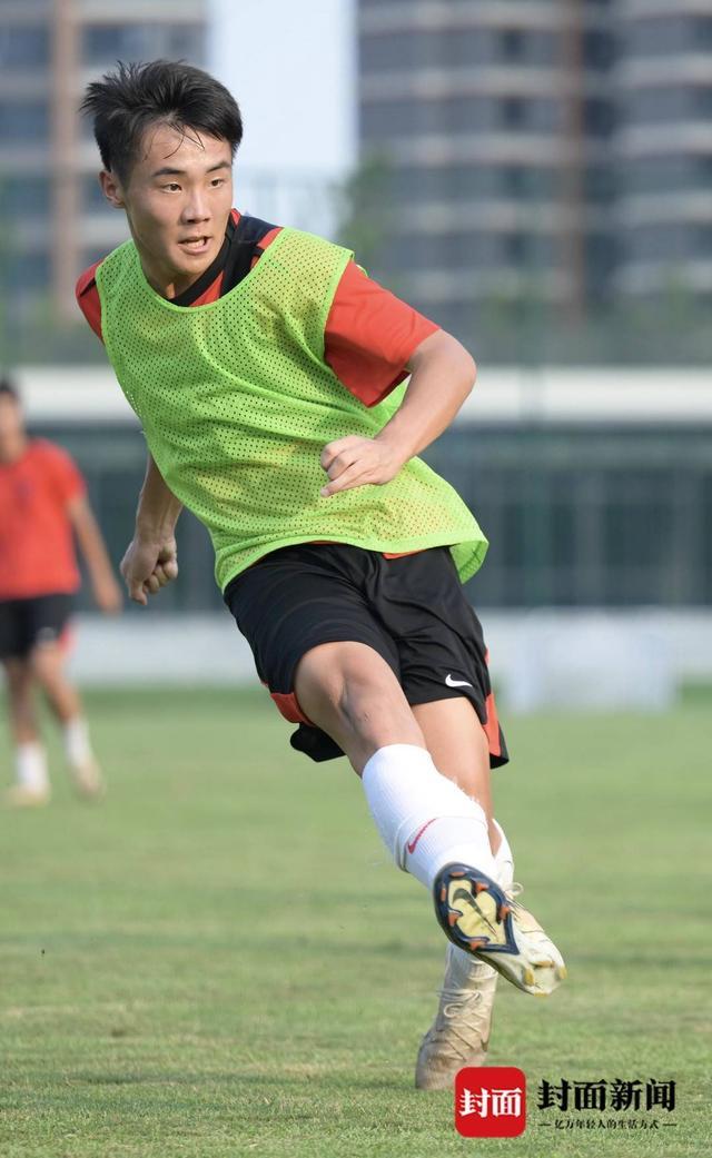 jiuyou网页登录-少年“小帅”：从中乙首球到金童加冕，成都09后小将逐梦绿茵